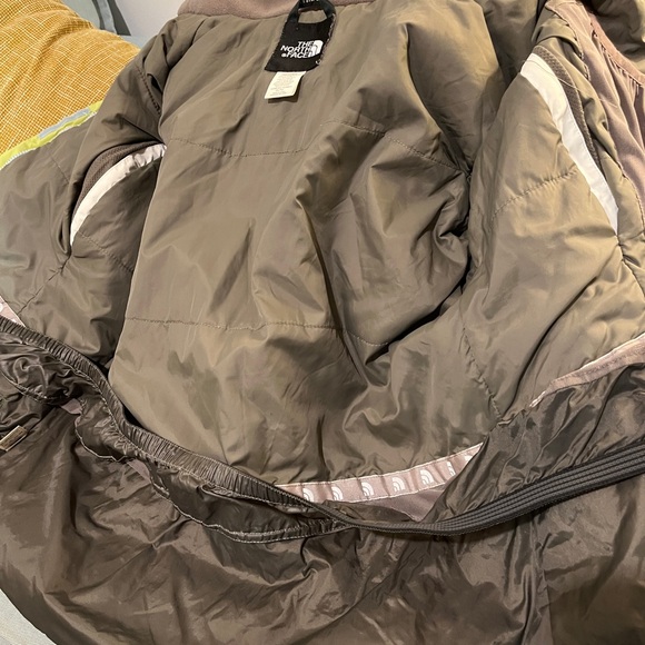 The North Face women’s ski/ winter jacket in light blue and cream. - Picture 4 of 4